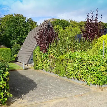 Zeltdachhaus Mit Parkplatz Vor Der Haustuer *